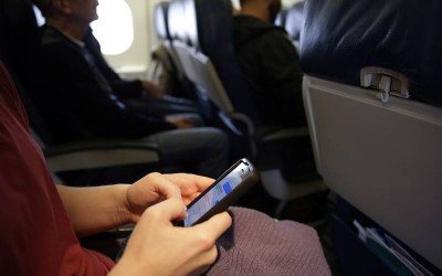 UE: cellulari accesi in aereo durante tutta la durata del volo